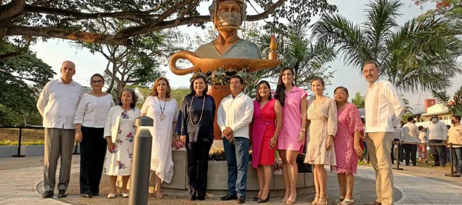 Develan monumento a La Enfermera, homenaje a quienes enfrentaron la pandemia