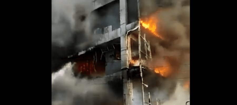 Incendio en edificio comercial en India deja al menos 26 muertos y 12 heridos