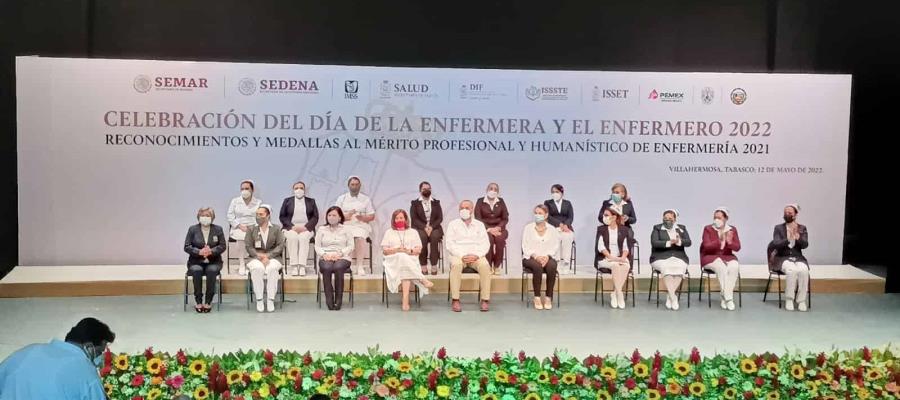 Festejan a enfermeras con entrega de medallas al mérito