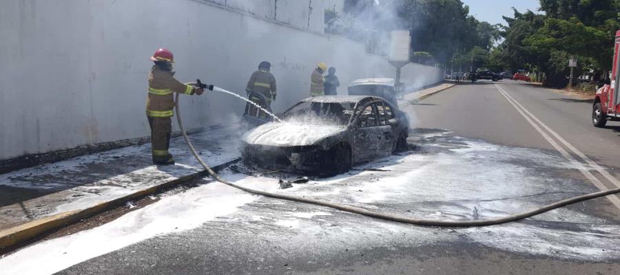 Se incendia auto en Tabasco 2000 y cierran circulación por riesgo