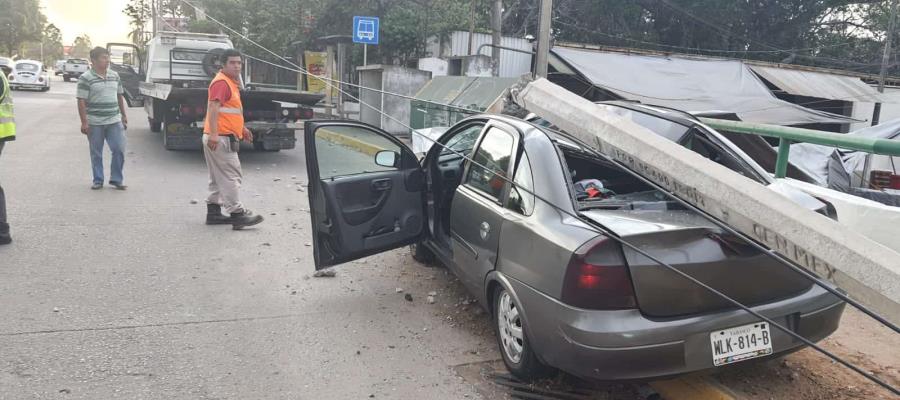 Auto se estrella contra poste en periférico y le cae encima