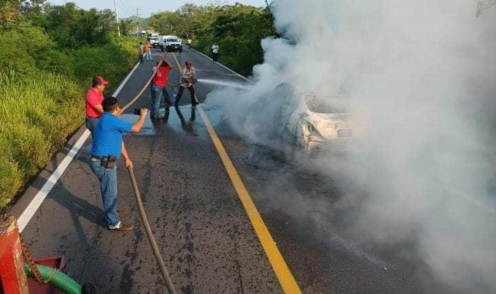 Se incendia taxi en Emiliano Zapata