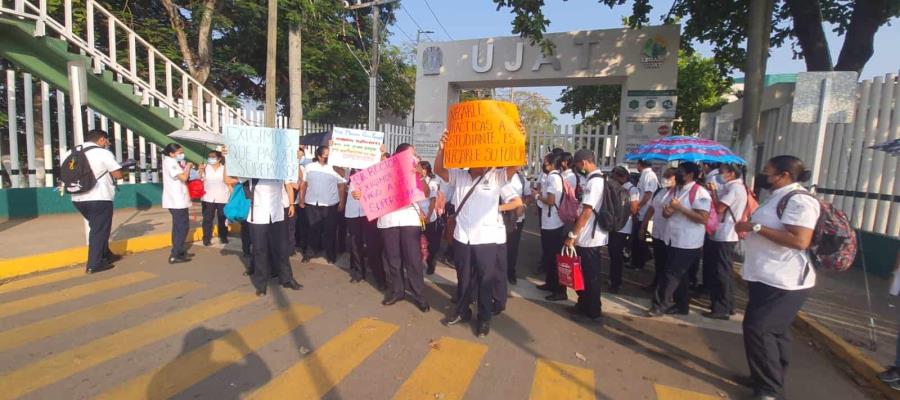 Estudiantes de enfermería de la UJAT bloquean acceso a Zona de la Cultura, ante problemática para realizar sus prácticas