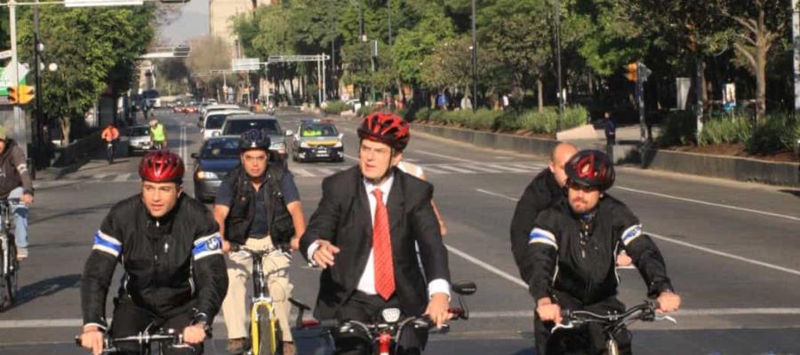 Marcelo Ebrard llega en “bici” al evento del Día del Maestro en Palacio Nacional