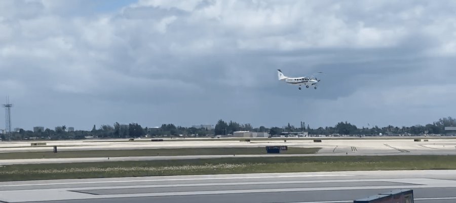 Piloto se desmaya y pasajero aterriza el avión… en EE. UU.