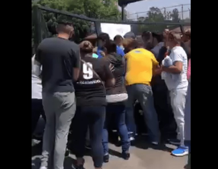 Aficionados generan disturbios en Estadio Azteca para obtener boletos de semifinales