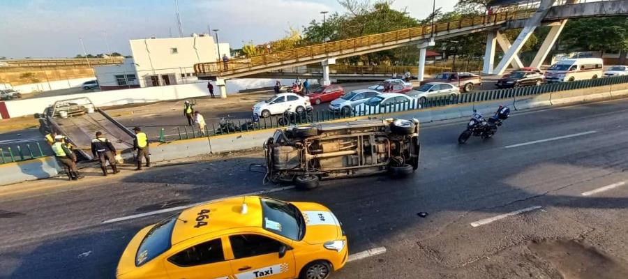 Vuelca camioneta de funeraria en Ruiz Cortines y conductor se da a la fuga