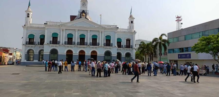 Se plantan extrabajadores frente a Palacio de Gobierno