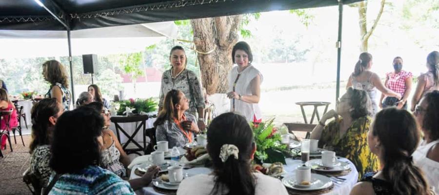 Sostiene presidenta del DIF-Tabasco encuentro con esposas de notarios del país