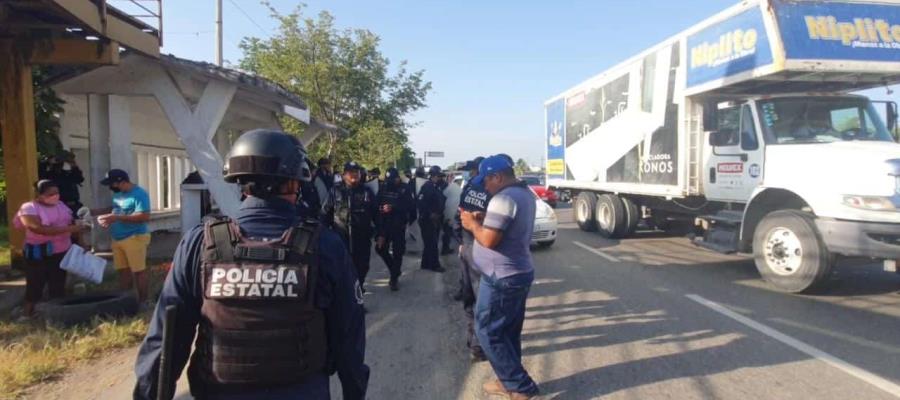 Conflicto en telesecundaria del fraccionamiento Pellicer… detona con cierre de carretera Villahermosa-Frontera