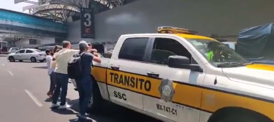 Taxistas bloquean acceso a terminales del AICM