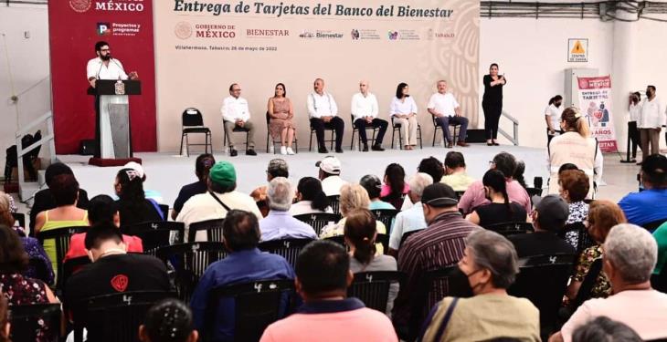 Entregan en Tabasco tarjetas del Banco del Bienestar