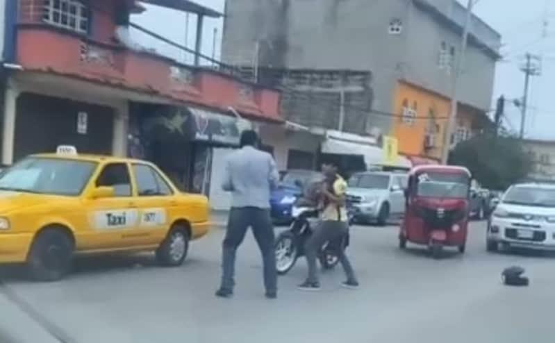 En plena calle, taxista y motociclista se agarran a golpes en Villahermosa