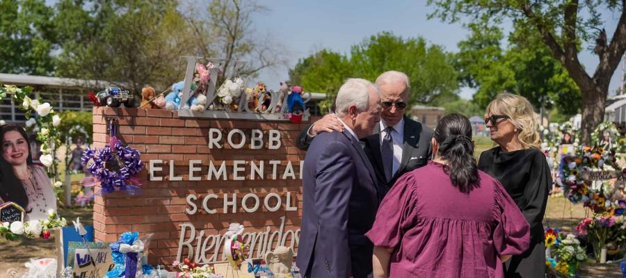 Biden y su esposa visitan escuela donde murieron 19 niños y dos maestras