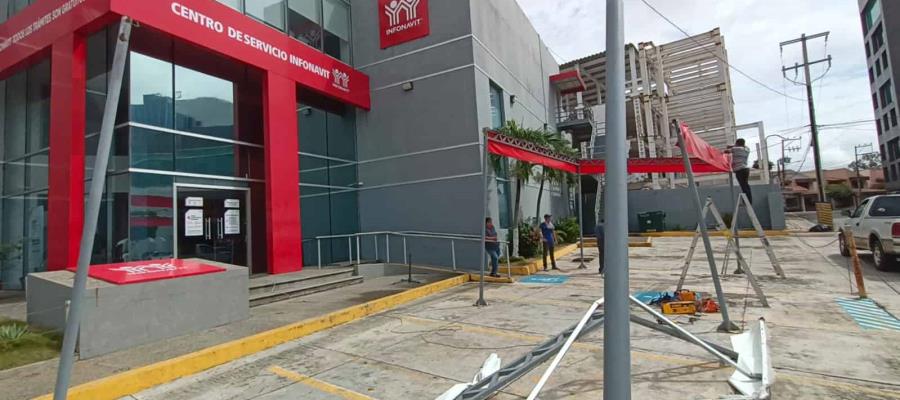 Colapsa toldo del INFONAVIT por acumulación de agua Colapsa toldo del INFONAVIT por acumulación de agua