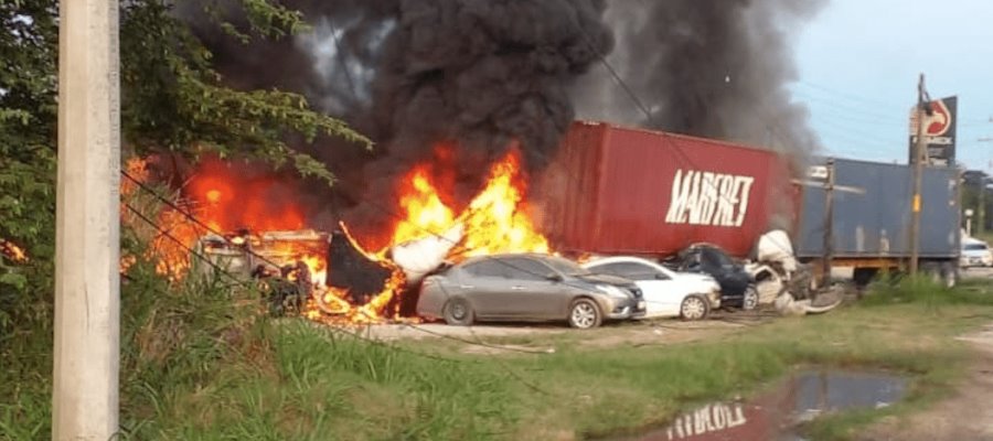 Tráiler choca contra varios vehículos y se incendian en la Coatza - Cárdenas