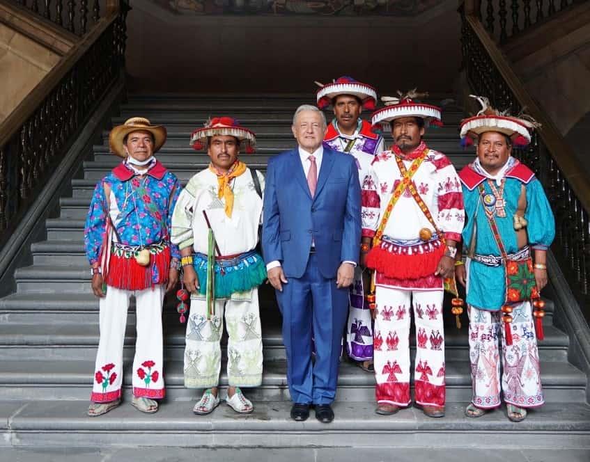 López Obrador se reúne con comunidad wixárika en Palacio Nacional
