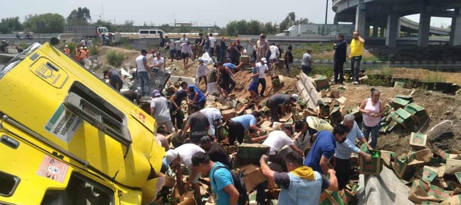Tráiler cargado con cervezas vuelca en Ecatepec… y pobladores se llevan la mercancía