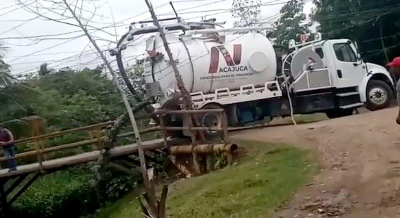 Exhiben a camión vactor del Ayuntamiento de Nacajuca vertiendo aguas negras a un arroyo Exhiben a camión vactor del Ayuntamiento de Nacajuca vertiendo aguas negras a un arroyo