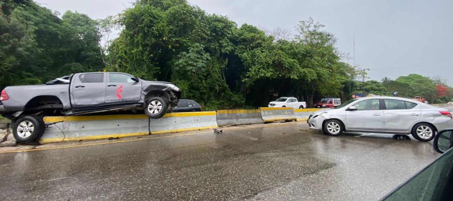 Camioneta choca contra muro de contención en la Comalcalco-Paraíso