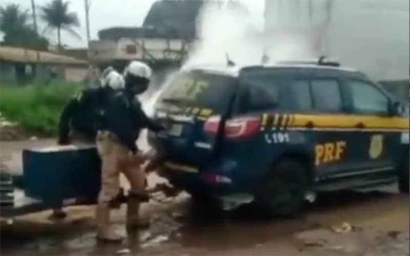 Policías en Brasil encierran a hombre en cajuela tras rociarle gas pimienta y muere por ahogamiento