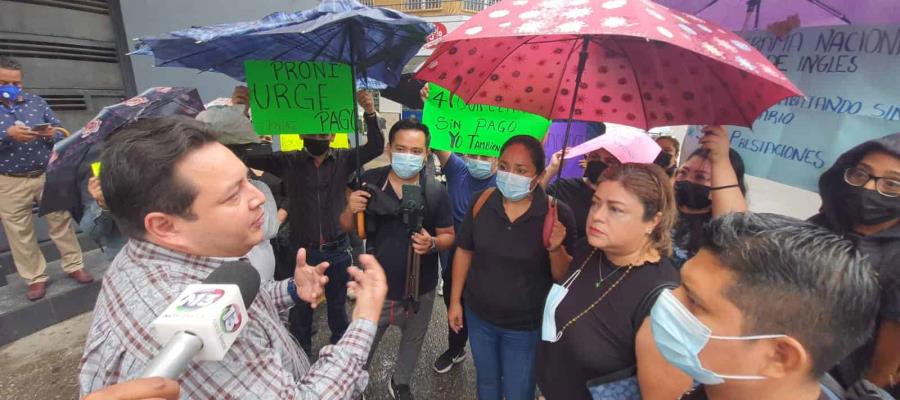 Protestan profesores de inglés; Setab les adeuda 4 quincenas