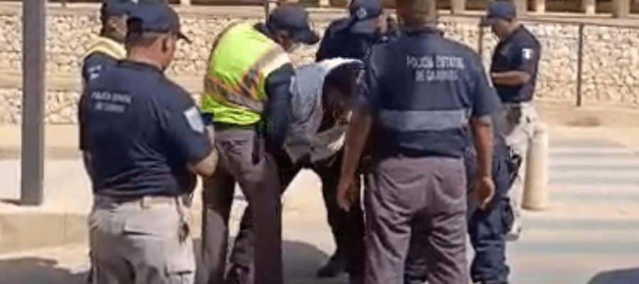 Detienen a sujeto que brincó valla de seguridad en evento de López Obrador en Tabasco Detienen a sujeto que brincó valla de seguridad en evento de López Obrador en Tabasco