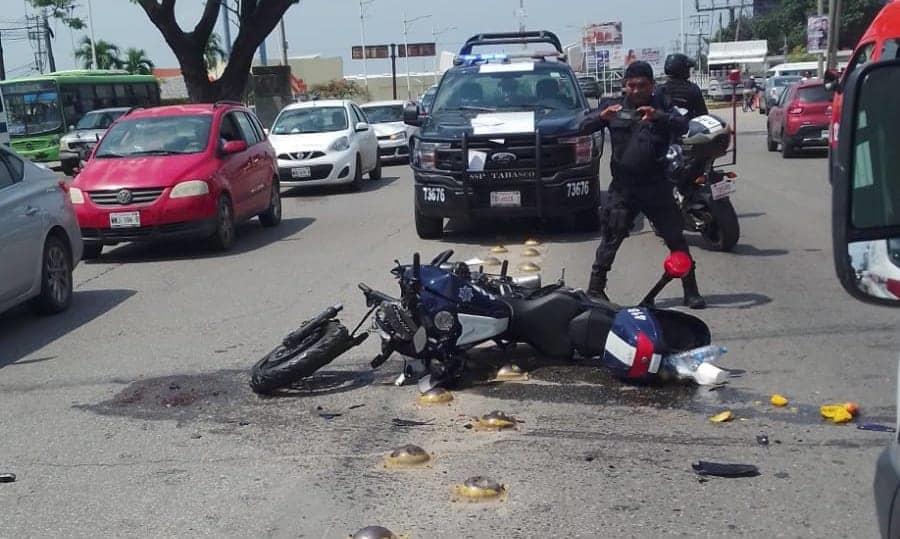 Patrullaba avenida Universidad en motocicleta y lo atropellan