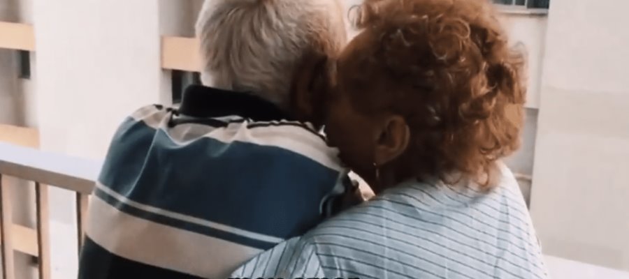 Abuelitos con Alzheimer se recuerdan y momento se hace viral