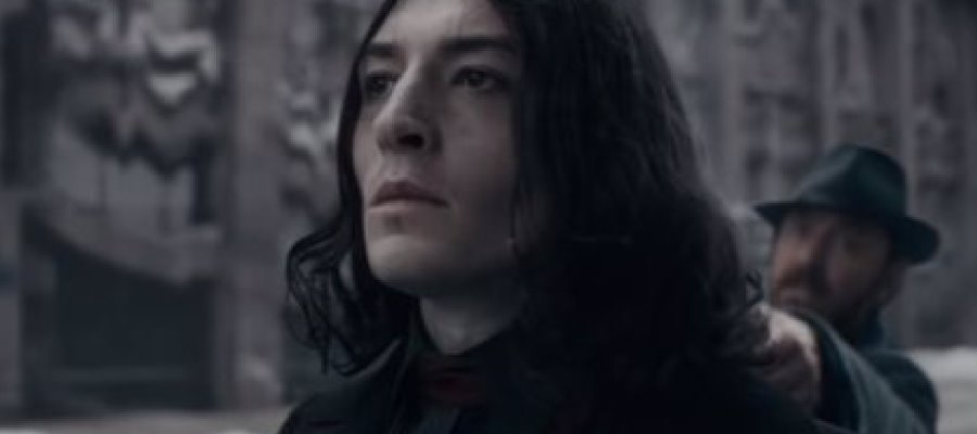 Ezra Miller, acusado de suministrar alcohol y drogas a una menor de edad