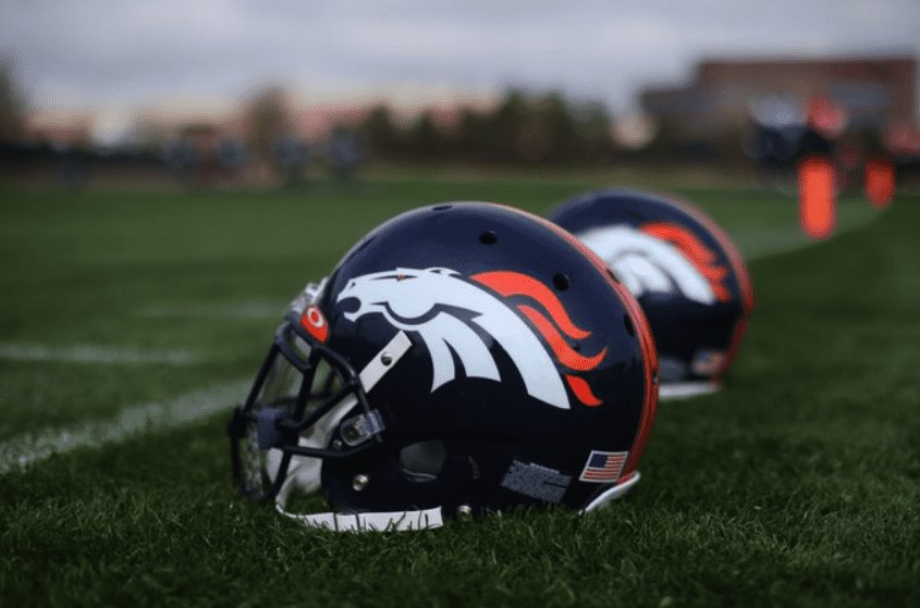 Dueños de Walmart compran a los Broncos de Denver de la NFL