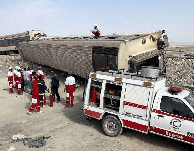 Mueren al menos 20 personas tras descarrilamiento de un tren en Irán Mueren al menos 20 personas tras descarrilamiento de un tren en Irán