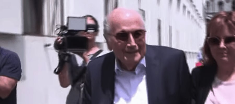 Joseph Blatter comparece en juicio por corrupción; asegura que pagos a Platini fueron justos