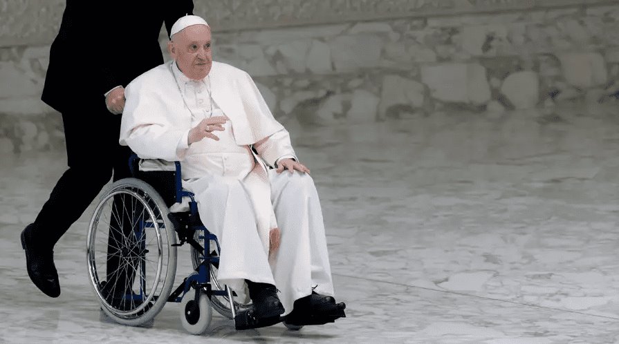 Problemas en la rodilla, el Papa Francisco pospone su visita a África