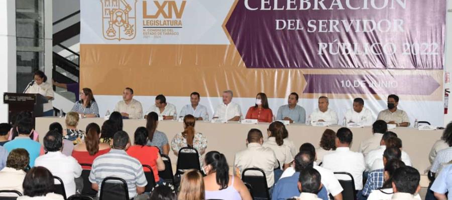 Reconocen a trabajadores del Congreso local por el Día del Servidor Público