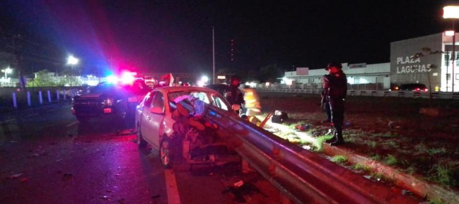 Auto se estrella contra muro de contención en la Frontera-Villahermosa 