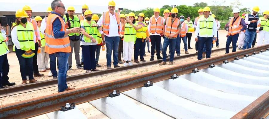 Recorre Merino Campos fábrica china de durmientes para Tren Maya