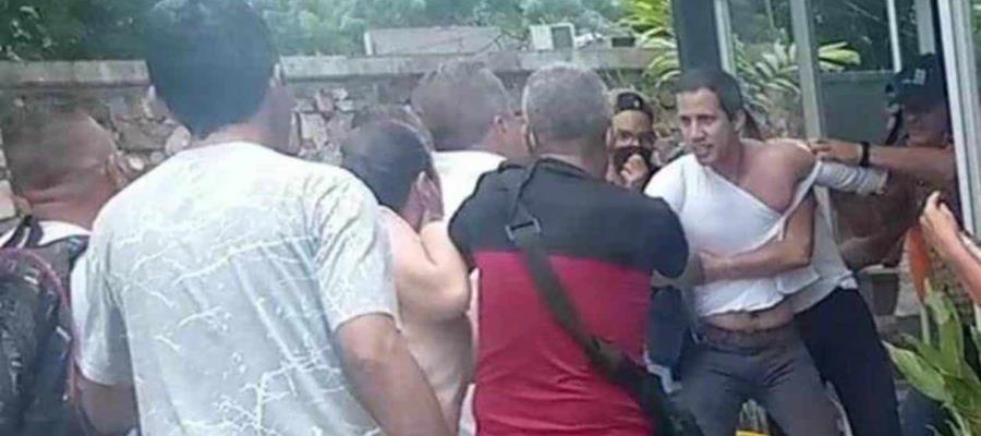 Atacan a sillazos y empujones al presidente interino de Venezuela, Juan Guaidó Atacan a sillazos y empujones al presidente interino de Venezuela, Juan Guaidó