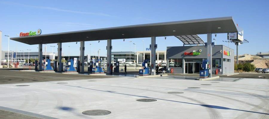 Precio promedio de la gasolina en EE. UU. supera los 5 dólares