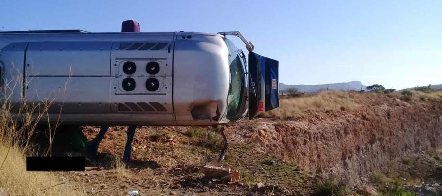 Mueren 5 personas tras volcadura de autobús en Zacatecas