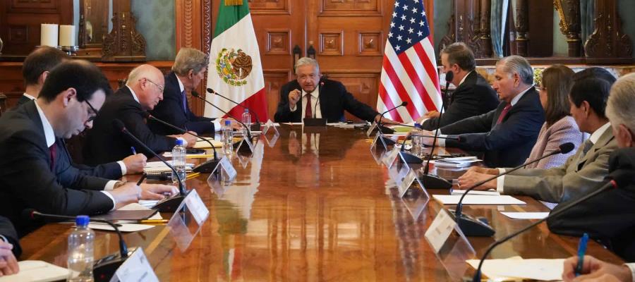 Acuerdan AMLO y John Kerry acelerar la transición a energías limpias