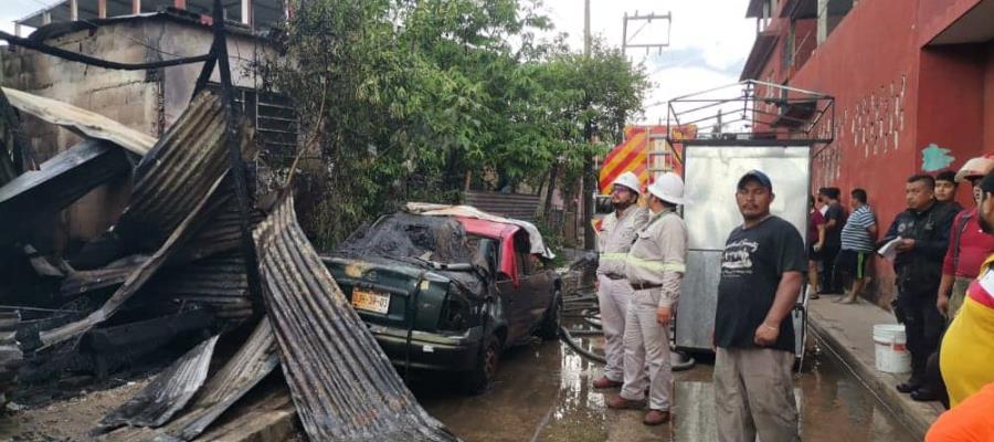 Se calcinan dos viviendas en Casa Blanca… habría reventado cable de alta tensión