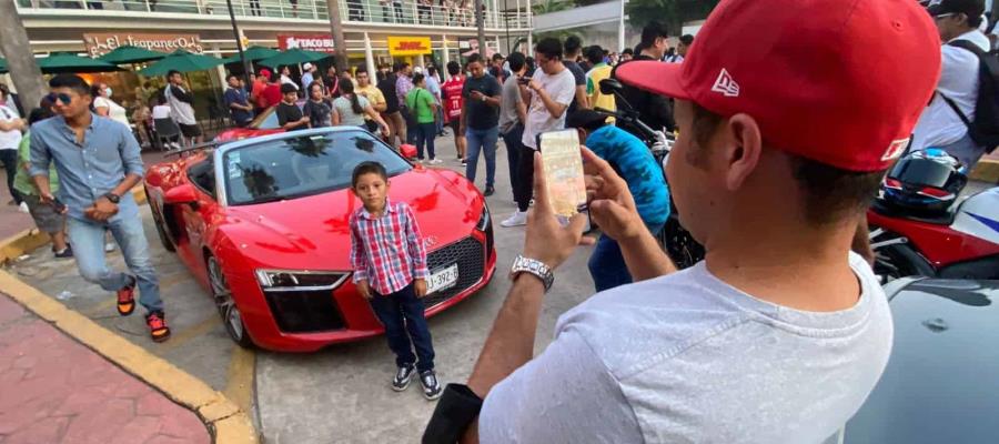 Tabasqueños se aglomeran en plaza comercial… para ver autos de lujo