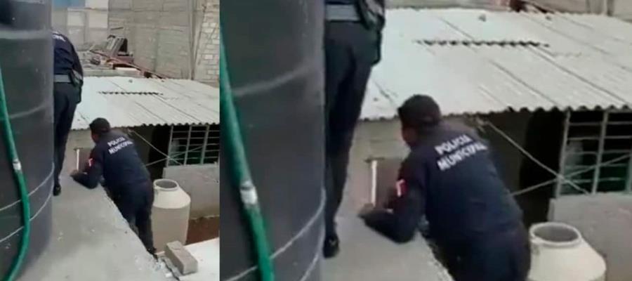 [VIDEO] Mis papás me dejaron, policías rescatan a niña que se encontraba en un tinaco
