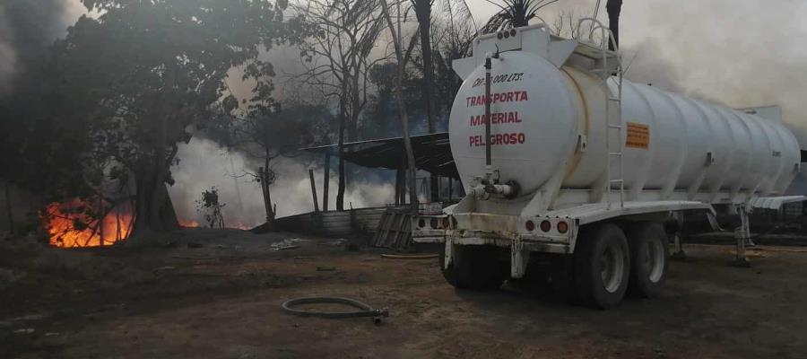 Se incendia pipa con combustible en la ranchería Lázaro Cárdenas