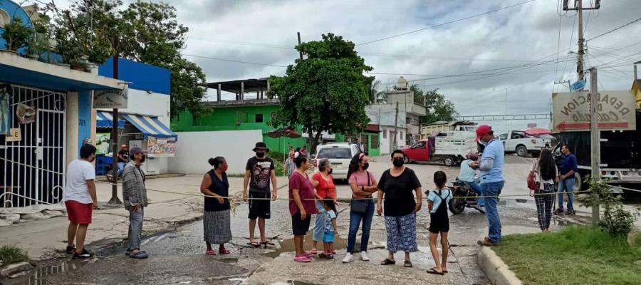 Por drenaje y calles rotas, colonos cierran calle de Gaviotas Por drenaje y calles rotas, colonos cierran calle de Gaviotas