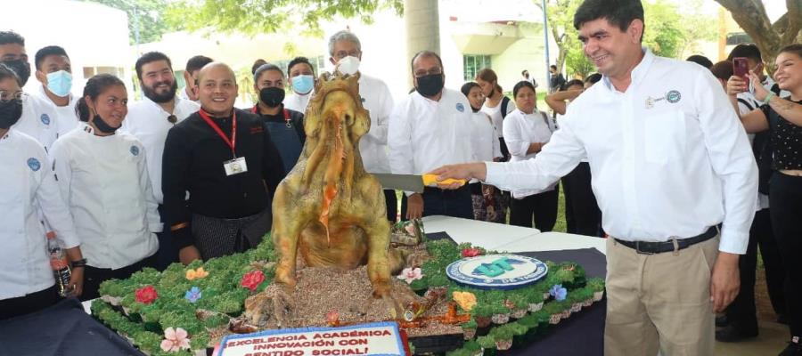 ¿Objeto o pastel? Estudiantes de gastronomía elaboran pastel en forma de garrobo ¿Objeto o pastel? Estudiantes de gastronomía elaboran pastel en forma de garrobo