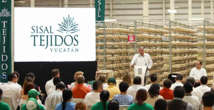 Inauguran Adán Augusto López y gobernador de Yucatán fábrica “Sisal Tejidos”, única en AL