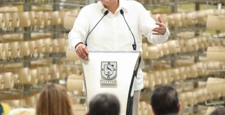 Inauguran Adán Augusto López y gobernador de Yucatán fábrica “Sisal Tejidos”, única en AL