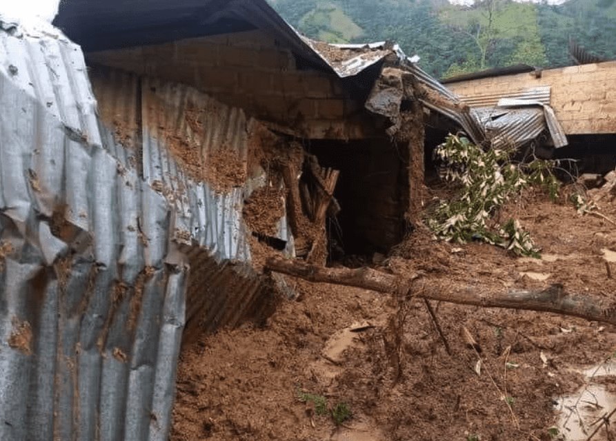 Mueren 8 integrantes de una familia por deslizamiento de tierra en Colombia Mueren 8 integrantes de una familia por deslizamiento de tierra en Colombia